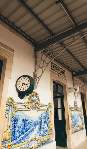 Vintage clock at Pinh&atilde;o train station