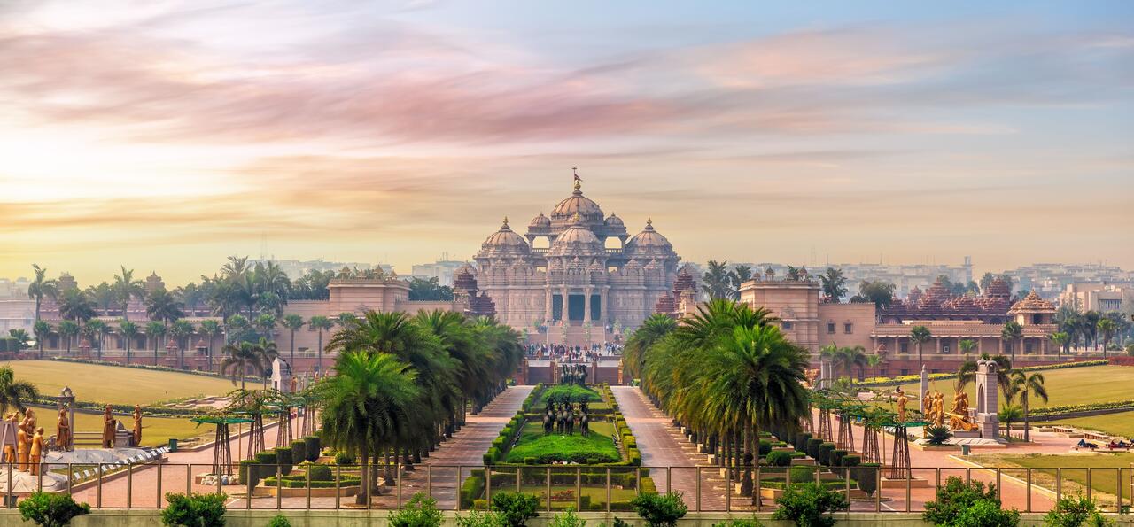 Swaminarayan Akshardham complex at sunset, New Delhi
