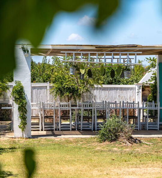 Al fresco dining at Tenuta Centoporte