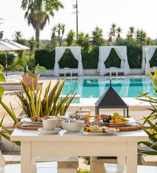 Breakfast by the pool at Tenuta Centoporte