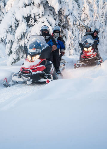 Snowmobiling in Finnish Lapland (image: Safartica)