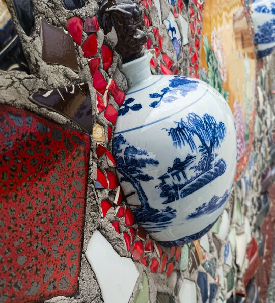 Traditional Chinese porcelain vase embedded in a wall, Jingdezhen